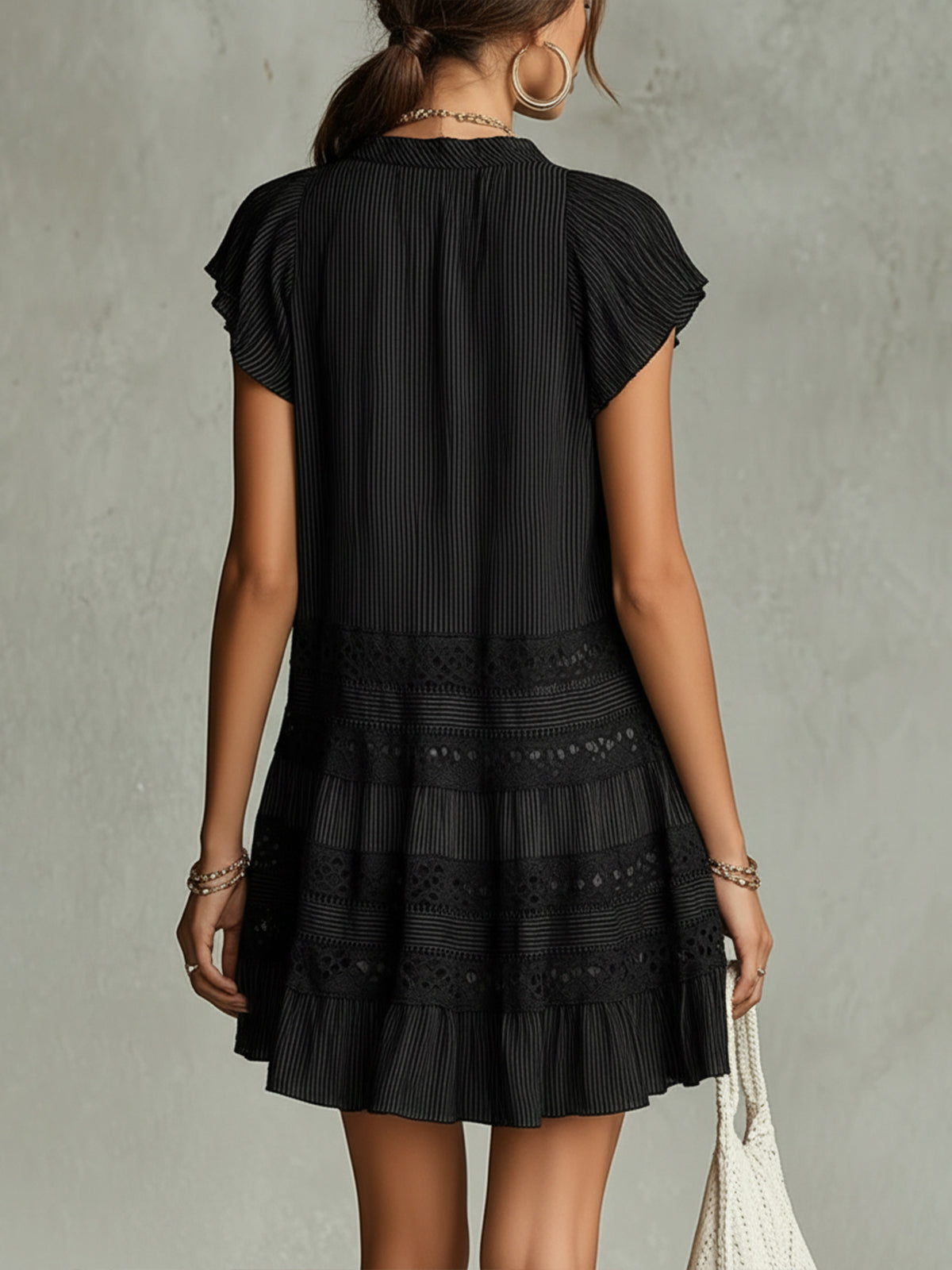 Fiorella - Miniabito a balze in chiffon a righe nere con rifiniture in pizzo