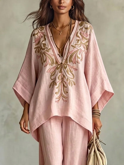 Marianna | Completo rosa con top a mantella ricamato e pantaloni a gamba larga